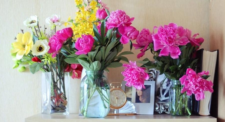 Decoración de mesa con flores