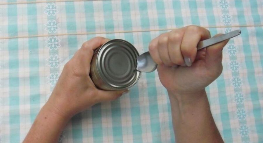 hacer-un-hueco-a-una-lata-con-una-cuchara.jpg