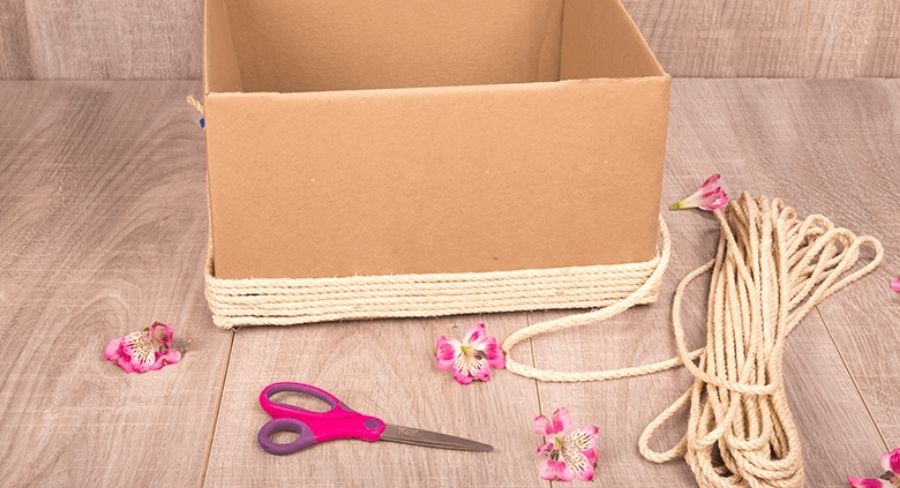 convertir una caja de cartón en una canasta para decorar