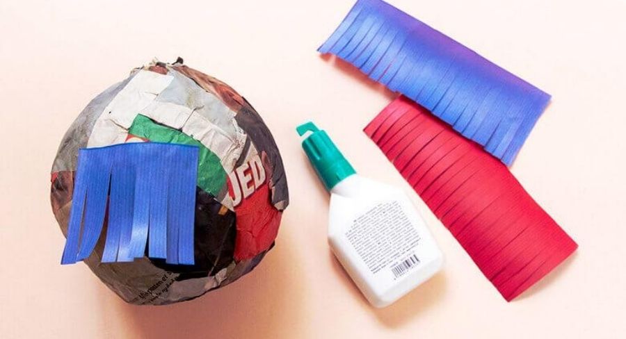 Pega las tiras de papel con un poco de pegamento blanco.