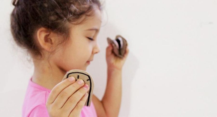 Niña haciendo sonar castañuelas de carton