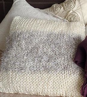 cojin-con-tejido-gris.jpg