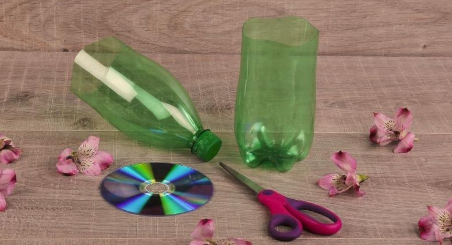 macetas con botellas