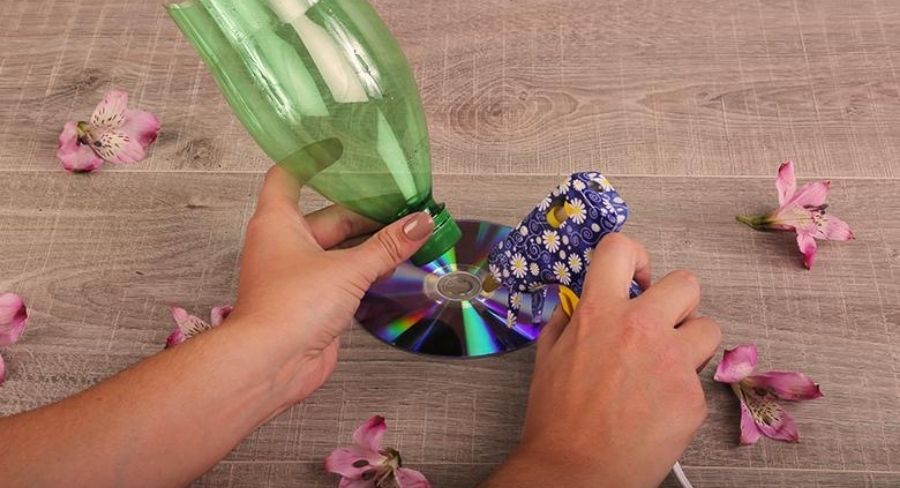 macetas con botellas
