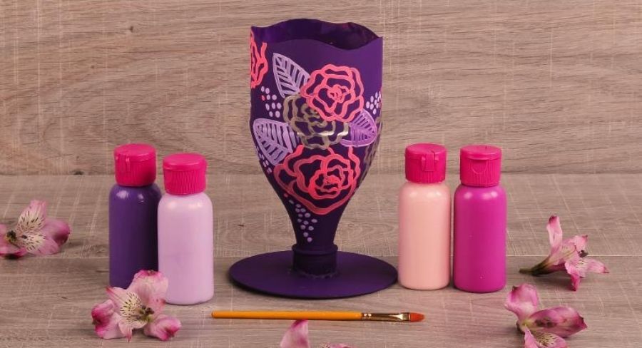 Botella pegada a un CD pintada de flores