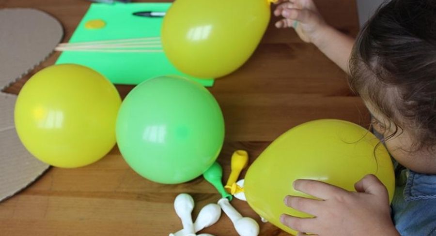 globos en la mesa