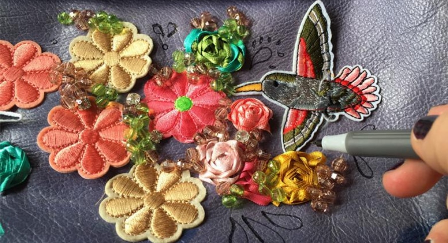 Flores y colibrí con elementos de decoración y  dibujos en marcador para bolso.