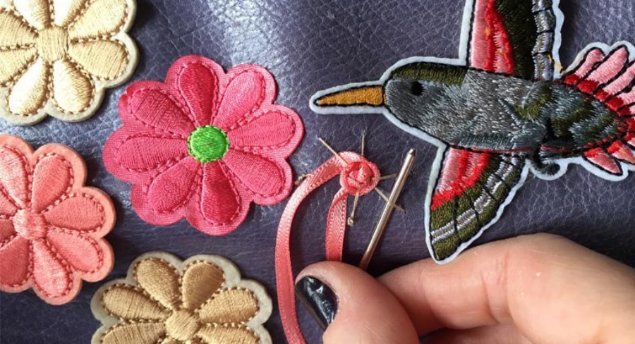 Flores y colibrí como elementos de decoración para bolso