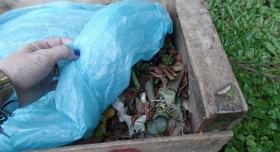 compostera con una bolsa de plástico