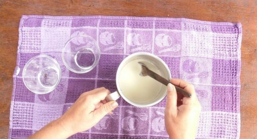 Harina en cacerola y vasos con agua