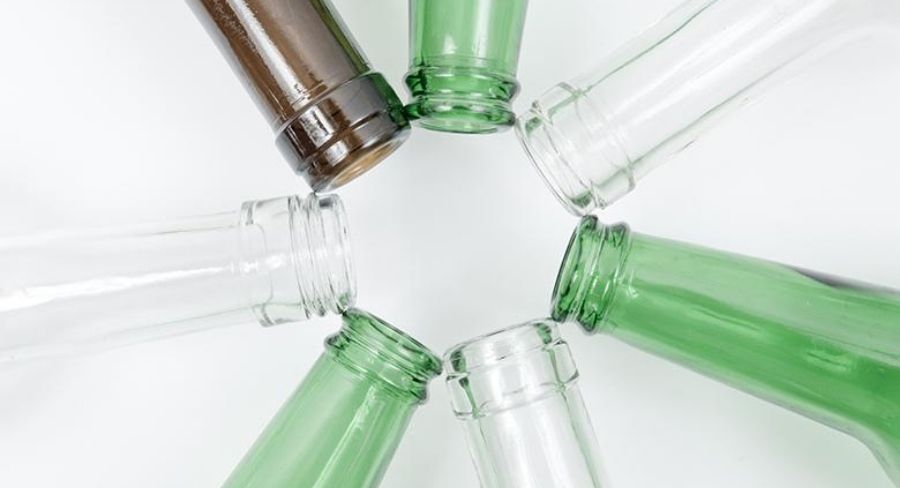 Qué le pasa a una botella de vidrio durante su proceso de limpieza?