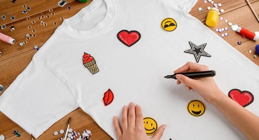 Playera personalizada con varios diseños de parches