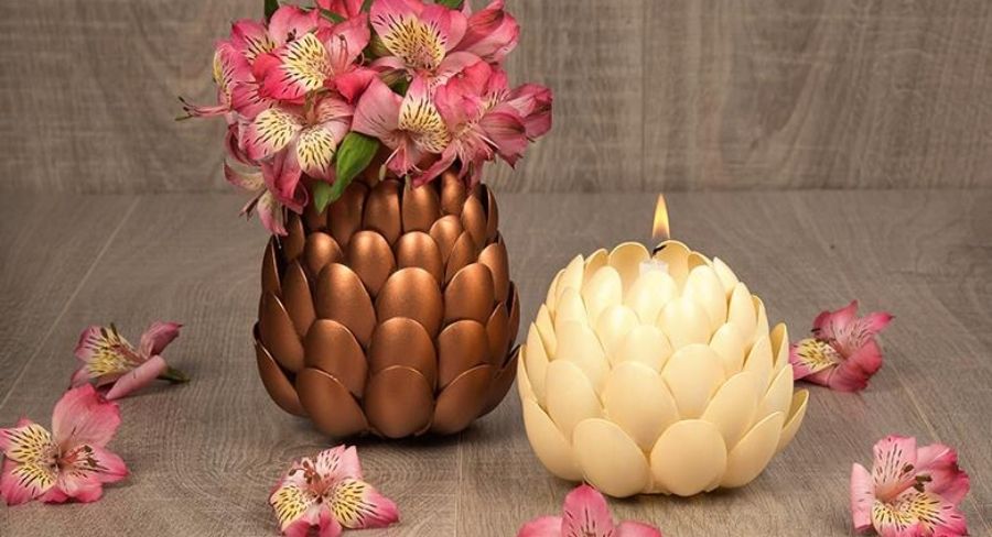 florero para tu hogar con cucharas plásticas recicladas
