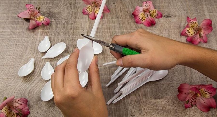 florero para tu hogar con cucharas plásticas recicladas