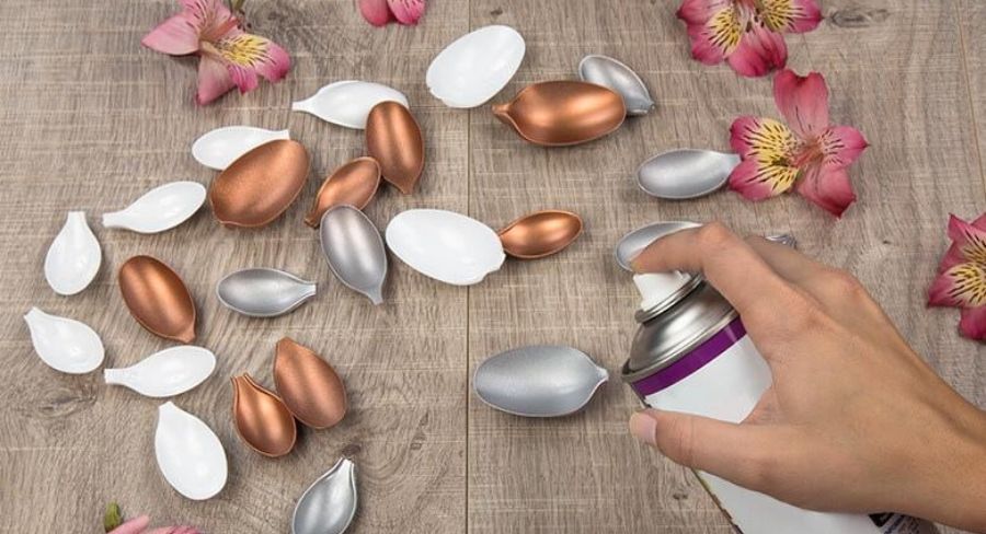 florero para tu hogar con cucharas plásticas recicladas