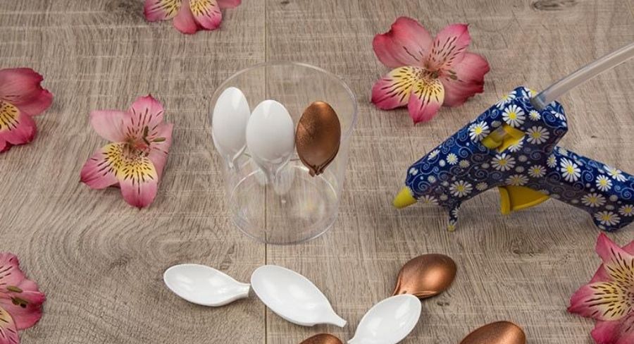 florero para tu hogar con cucharas plásticas recicladas