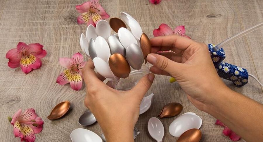 florero para tu hogar con cucharas plásticas recicladas