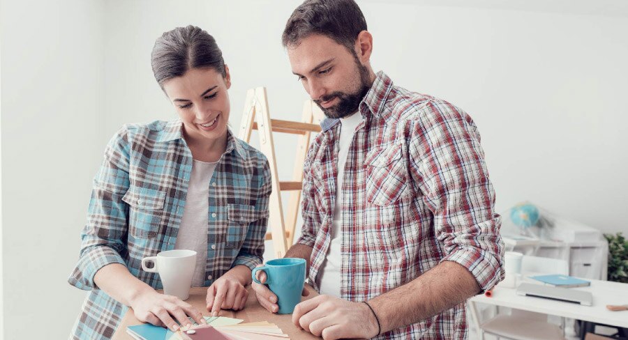 pareja joven eligiendo colores para su nueva casa