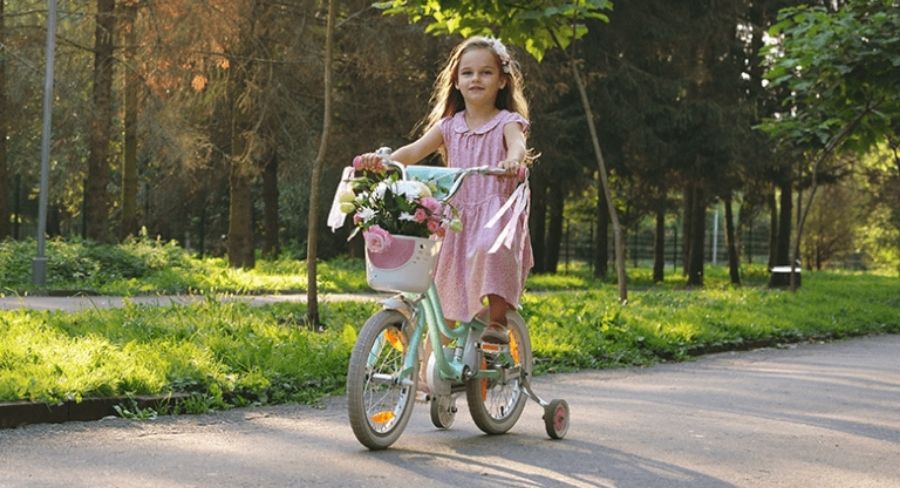 Triciclo adornado con ramo de flores para el día de la primavera 