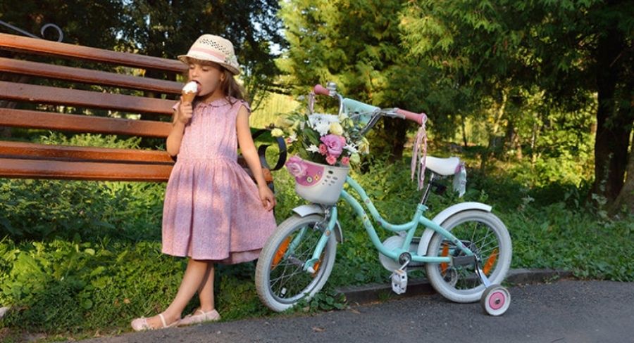 Triciclo adornado con ramo de flores para el día de la primavera 