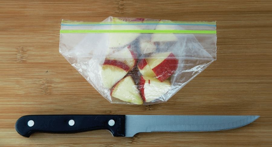 Guarda los trozos de fruta en una bolsa resellable y antes de cerrarla sácale todo el aire que tenga por dentro