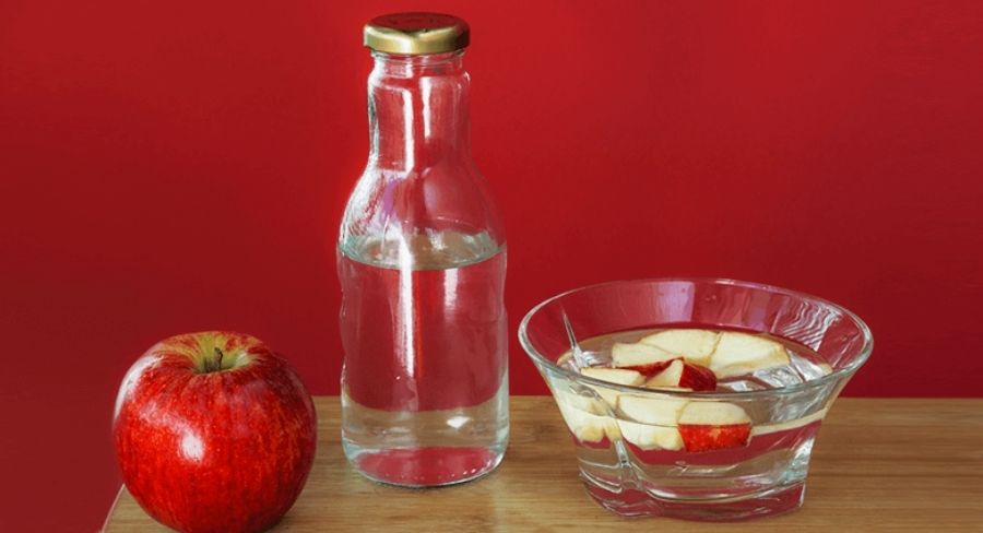 Sumerge los trozos de la fruta cortada en refresco de limón