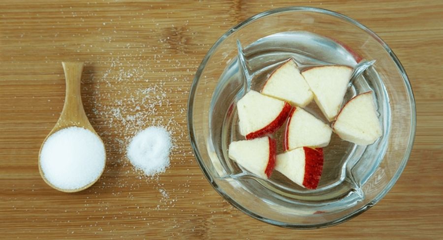 Diluye ½ cucharadita de sal en 1 litro de agua fría y sumerge en la mezcla los trozos de manzana por unos 5 minutos.