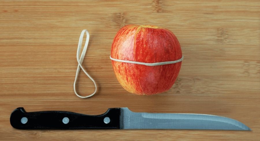manzana cortada, unirla con una banda de goma