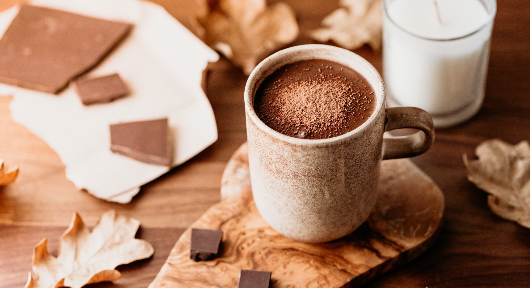 taza con chocolate caliente sobre tabla de madera