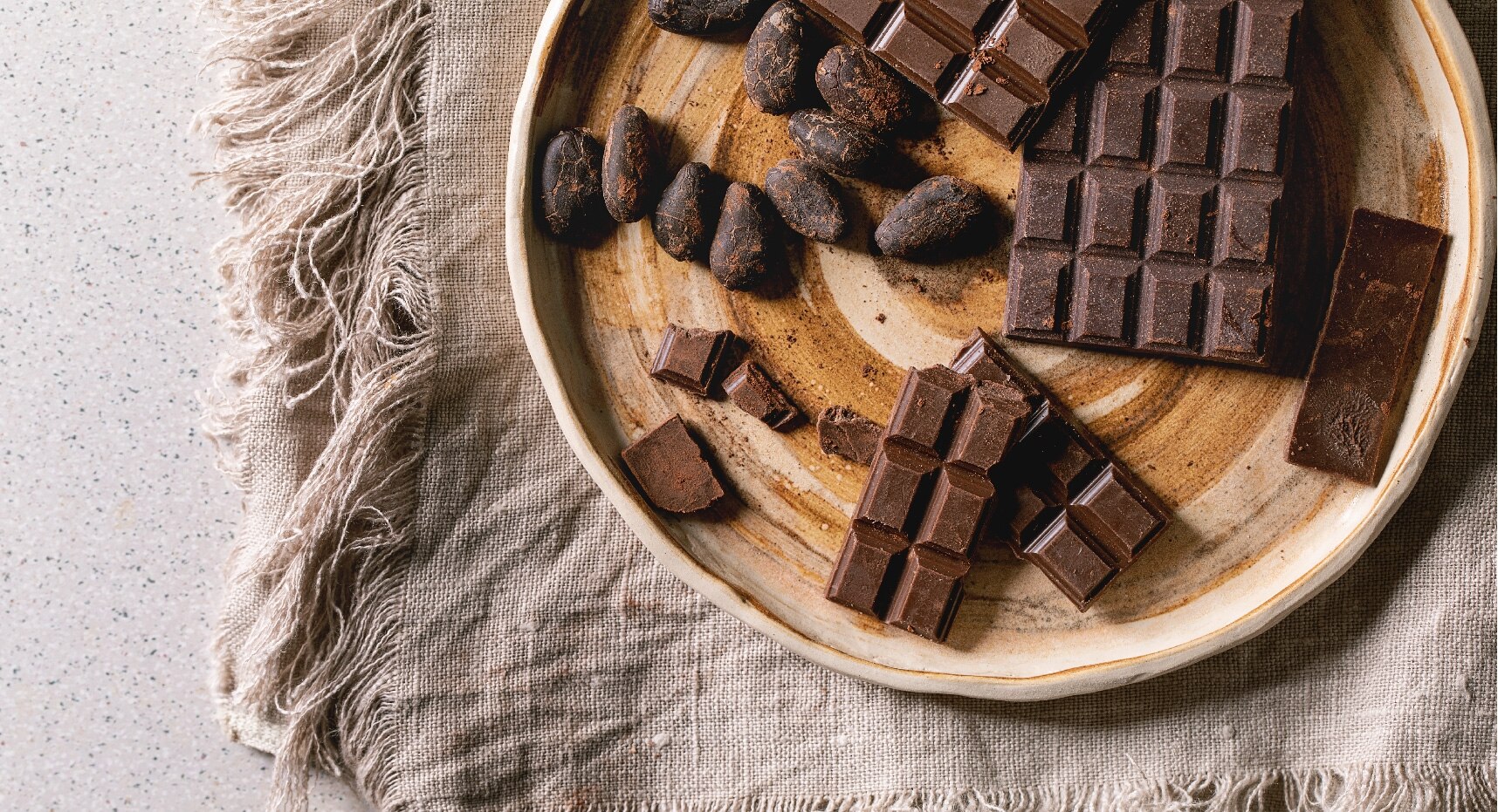 barras de chocolate en plato con nueces a un lado
