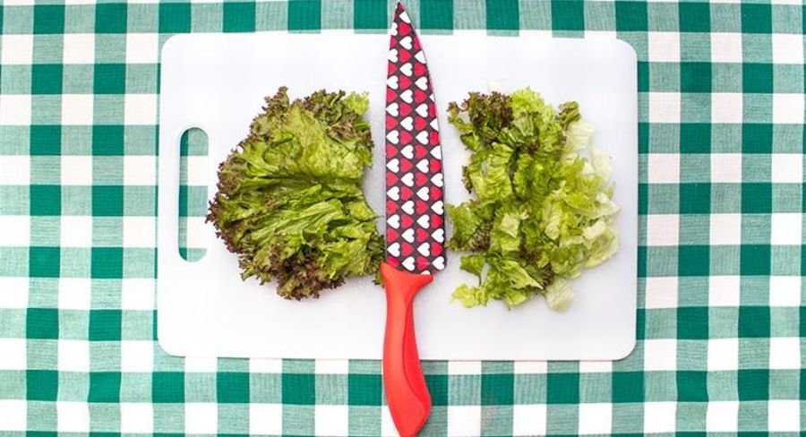 Cuchillo cortando lechuga