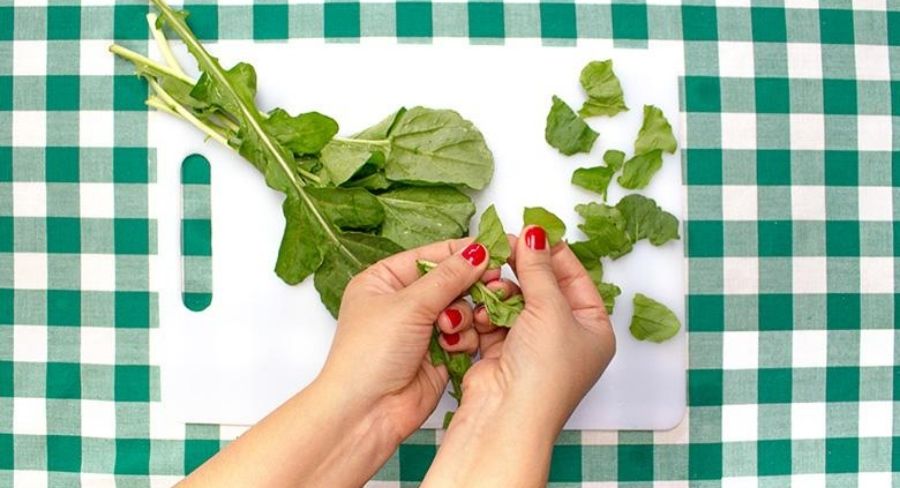 Conservar las ensaladas frescas: toma la arúgula y desmenúzala con los dedos.