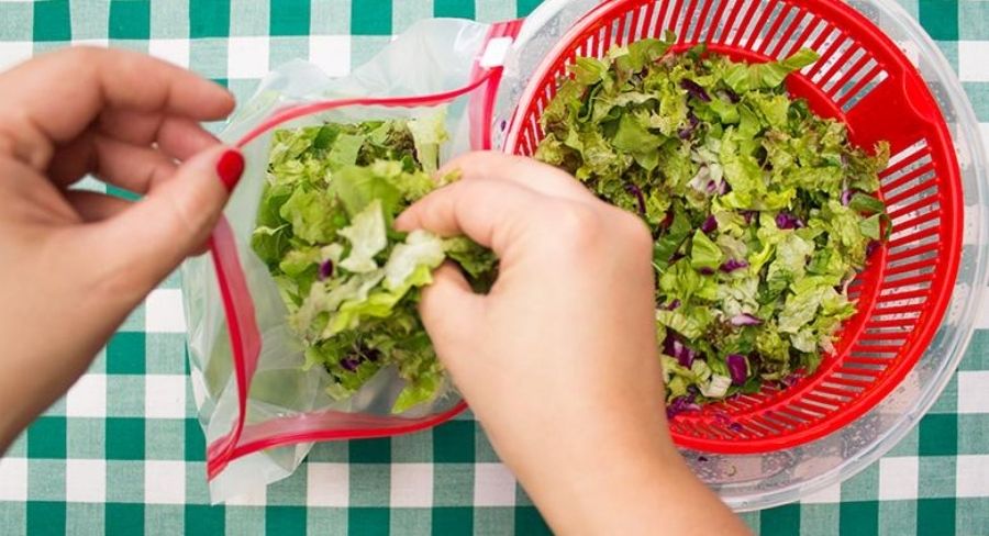 Conservar las ensaladas frescas: guardala en bolsa resellable
