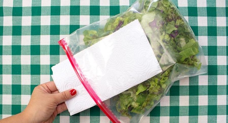 Conservar las ensaladas frescas: pon una toalla de papel de cocina dentro de la bolsa para absorber el exceso de agua.