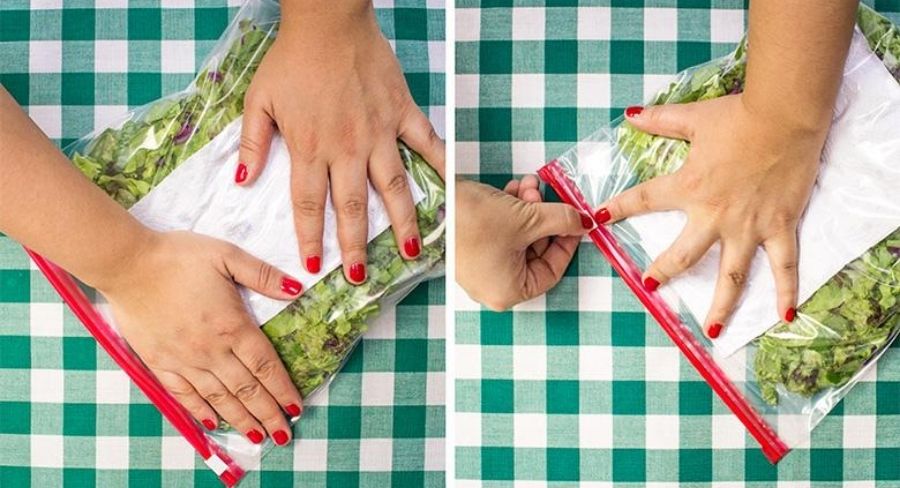 Conservar las ensaladas frescas: antes de cerrar la bolsa, presionala para que salga todo el aire