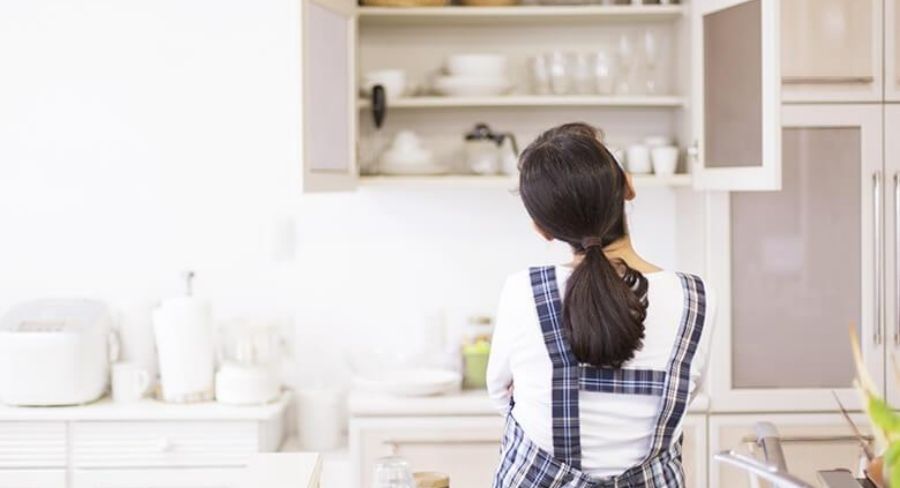 Mujer mirando implementos