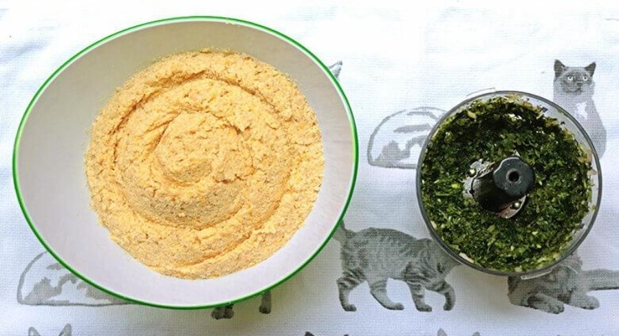 ingredientes y mezcla de perejil y cilantro 