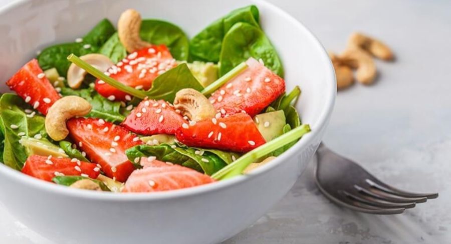 ensalda con frutas y vegetales