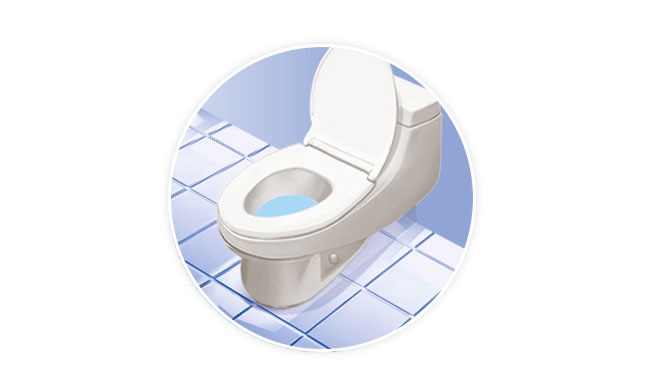 Aplícalo directamente sobre un trapo o esponja para limpiar las paredes y muebles del baño 