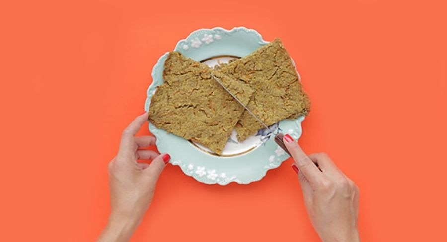 Preparación pan de lentejas: Saca del horno y deja enfriar un poco. Corta el pan en pequeñas porciones y ¡Listo!