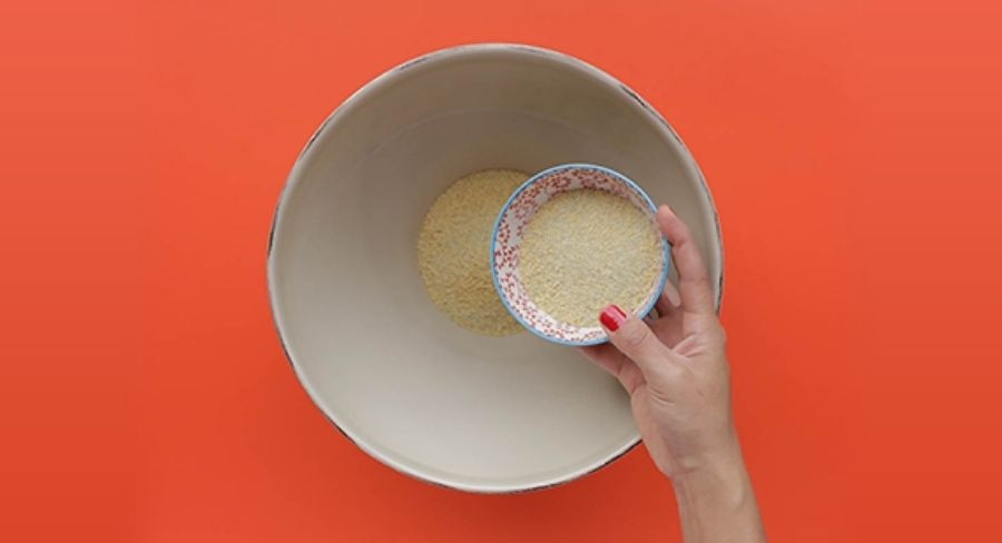 Preparación pan de lentejas: En un recipiente mediano agrega las lentejas pulverizadas