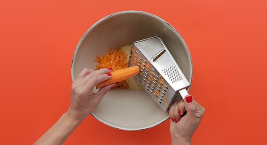 Preparación pan de lentejas: Agrega las zanahorias ralladas