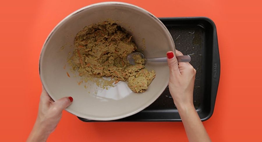 Preparación pan de lentejas: Vacía la mezcla en una charola para hornear previamente engrasada o si lo prefieres cubierta con papel encerado.