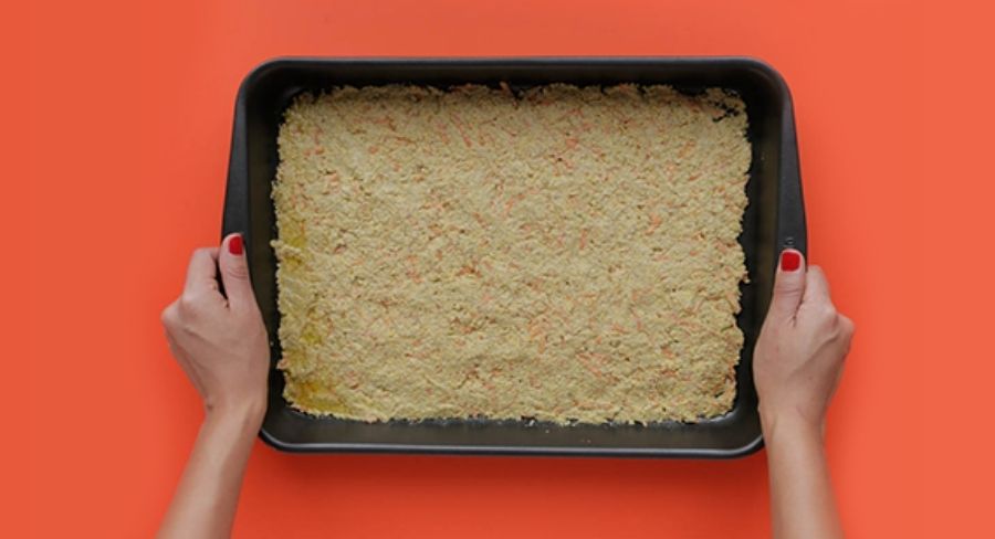 Preparación pan de lentejas: Asegúrate que la pasta quede repartida del mismo grosor en toda la charola y hornea por 22 minutos.