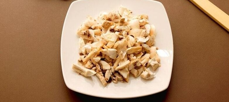 champiñones cortados en bastones
