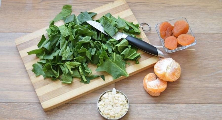 Rebana las hojas de espinaca en trozos de 2 cm de grosor aproximadamente y colócalas en un tazón para ensaladas.