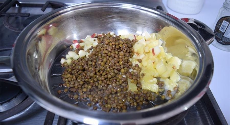 ensaladas vegetarianas de arroz, frutas y lentejas