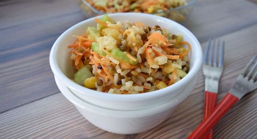 ensaladas vegetarianas de arroz, frutas y lentejas