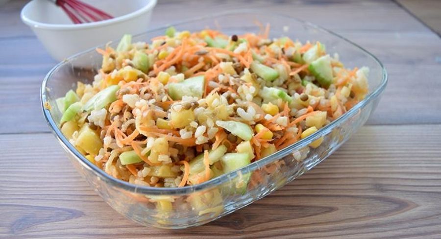ensaladas vegetarianas de arroz, frutas y lentejas