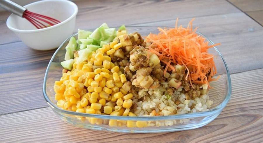 Ensaladas vegetarianas de arroz, frutas y lentejas